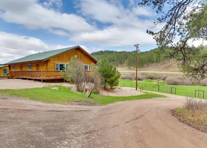Hill City Log Cabin Along Newton Creek!