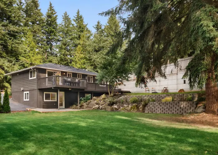 Spacious Main Street Retreat For Families And Large Groups