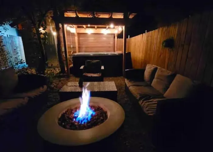 Cozy Bear Retreat With Hot-Tub & Bbq!