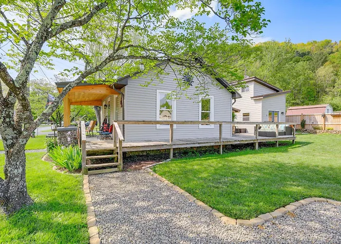 Walk To River & Trails: Cozy Damascus Cottage!