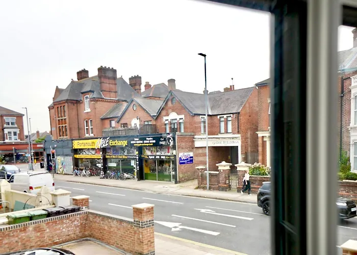 Large One Bedroom Apartments Southsea Sleeps 3 - Free Parking
