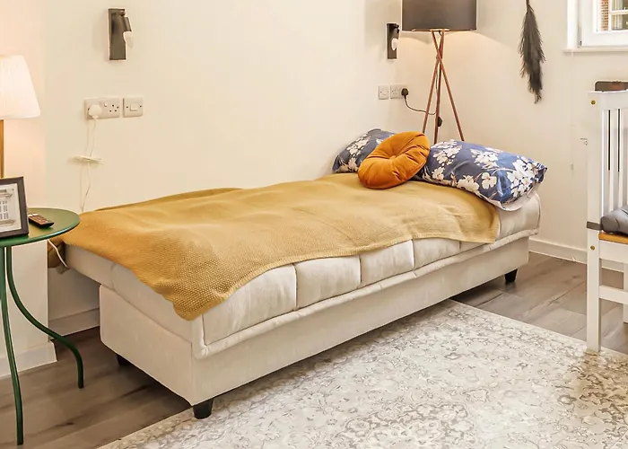 Large One Bedroom Apartments Southsea Sleeps 3 - Free Parking