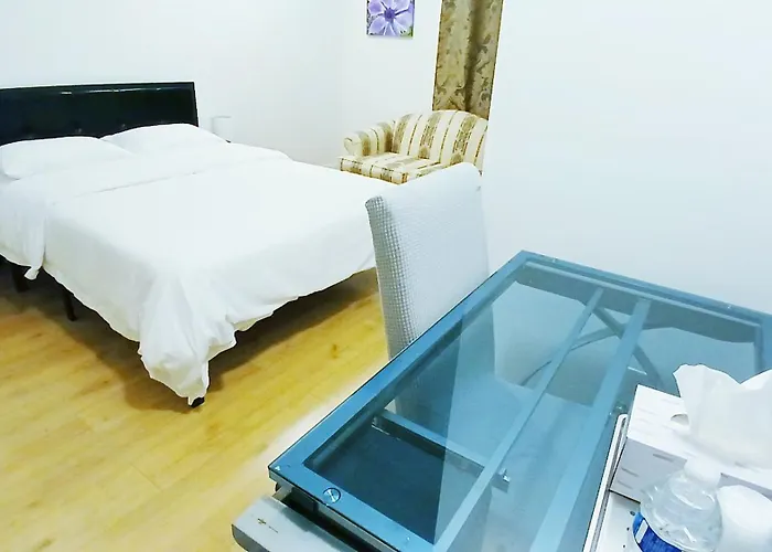 King-Bed Room With Private Bath -Free Wifi-- New London-Mystic