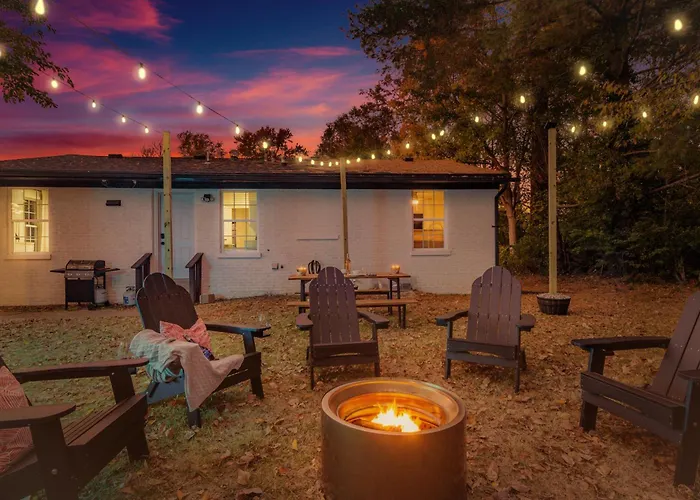 Game Room And Huge Yard With Fire Pit Yard Games And Bbq Near Ue And Downtown