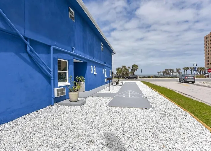 Modern Queen Suite #2 - Steps To Daytona Beach