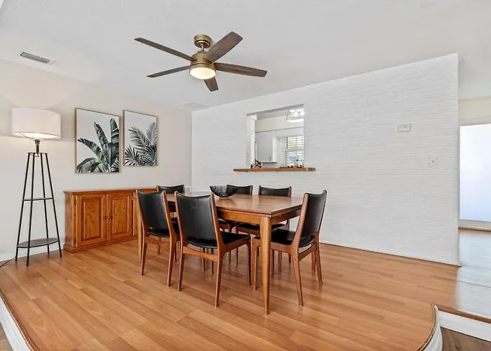 Walk To Beach Indoor-Outdoor Living W Pool