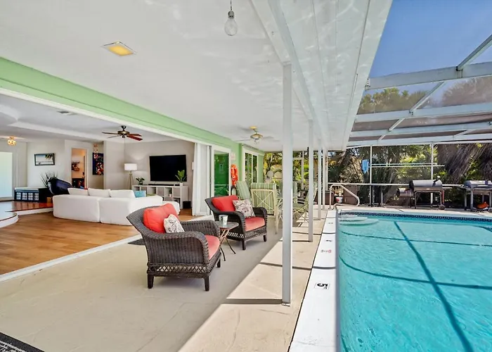 Walk To Beach Indoor-Outdoor Living W Pool