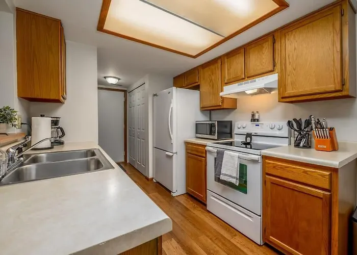 Quiet 2-Bedroom Condo With Garage And Fast Wi-Fi