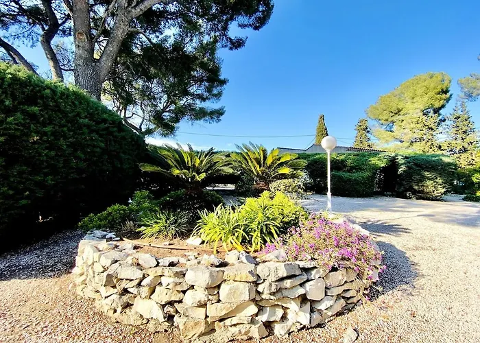 Pinede, Calanques & Jeux En Famille Pour 1 A 5 Personnes