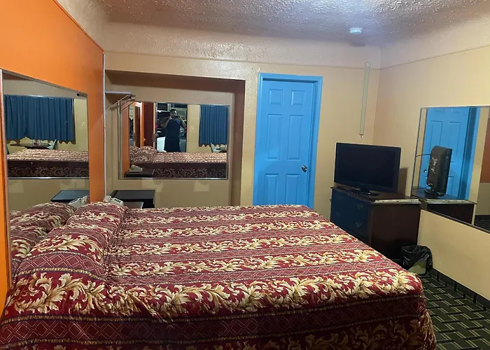 Deluxe Inn Motel