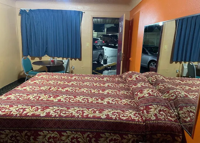 Deluxe Inn Motel