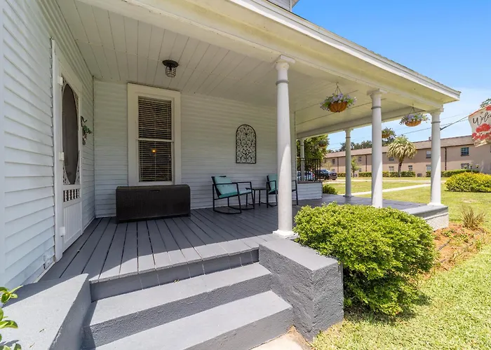 Martin House | Historic Suite With Pool Downtown