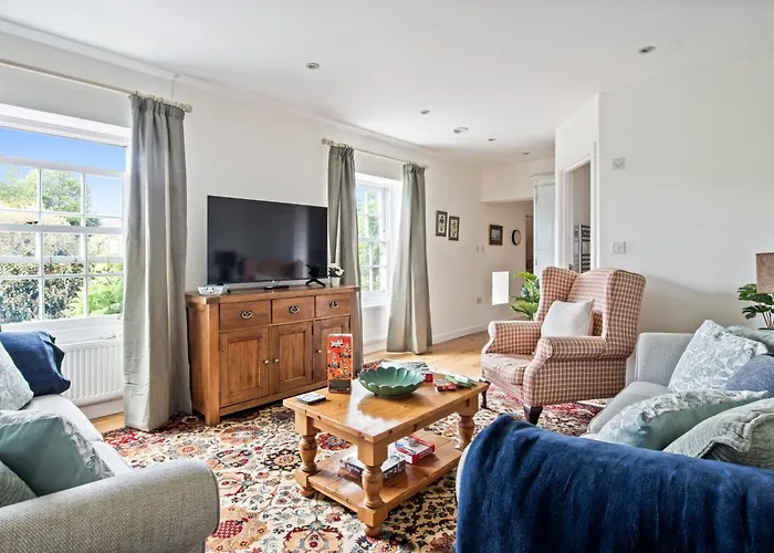 Central Brockenhurst Flat Near Pubs & Trails