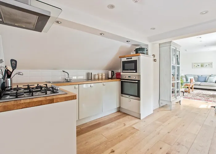 Central Brockenhurst Flat Near Pubs & Trails