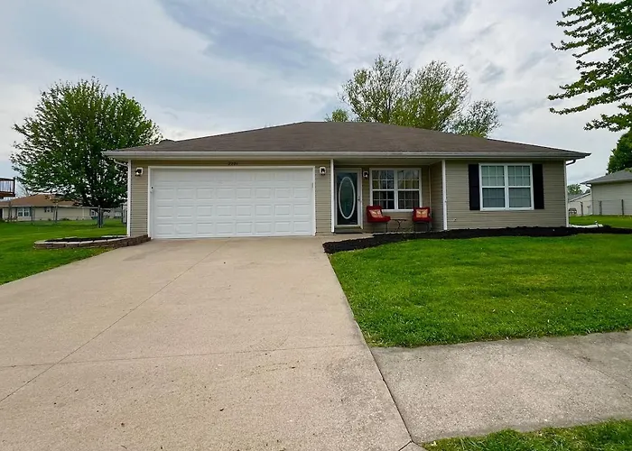 Relax Enjoy Mid-Missouri With Fenced In Back Yard