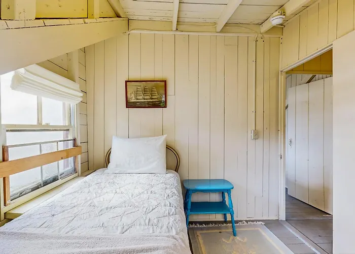Bayfront Cottage With Fantastic Views & Minutes To Downtown - Dog-Friendly