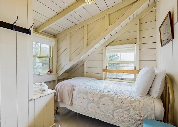 Bayfront Cottage With Fantastic Views & Minutes To Downtown - Dog-Friendly