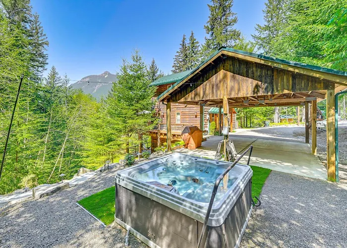 'Grizzly Tower' Packwood Cabin W/ Hot Tub!