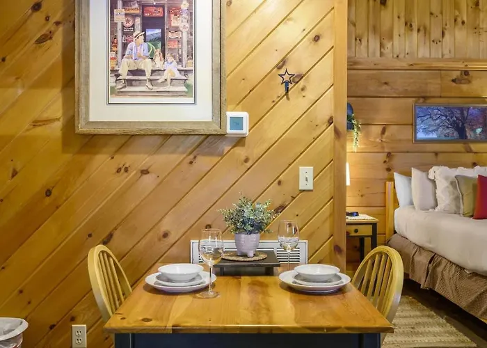 Do Not Disturb - Pigeon Forge Smoky Mountain Studio Cabin, Hot Tub, Fireplace