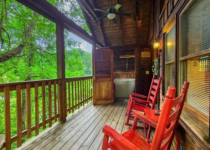 Do Not Disturb - Pigeon Forge Smoky Mountain Studio Cabin, Hot Tub, Fireplace