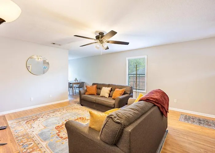 Charming Gray Home- 5 Mins From Gsu!