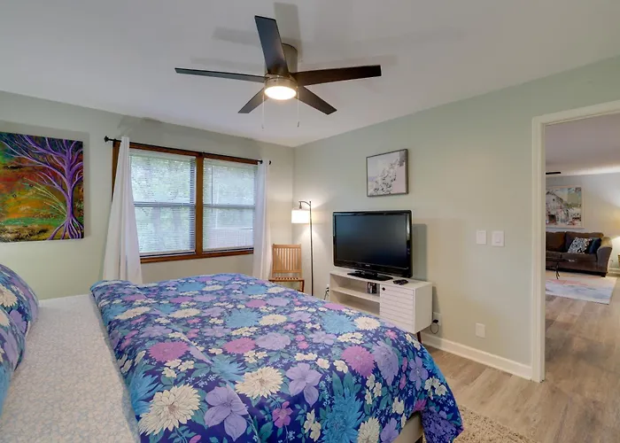 Holiday Island Home: Mountain View + Hot Tub!
