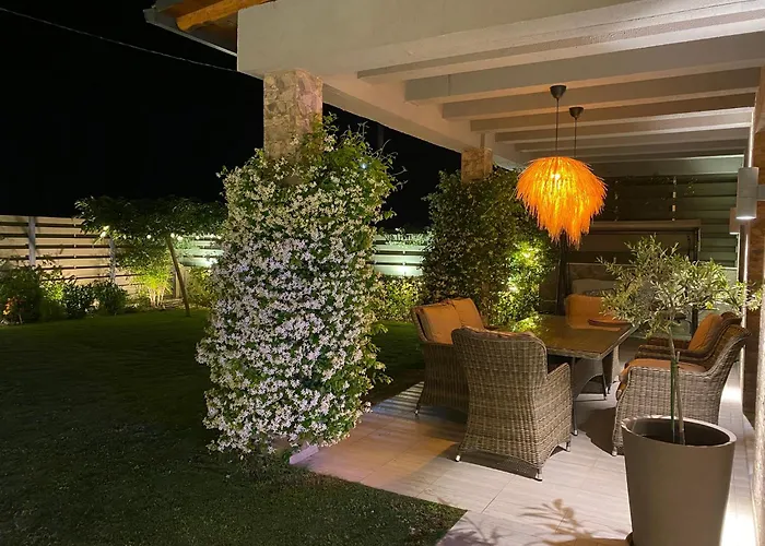 Villa Eli - Luxury Nature Getaway - Strategically Located For Beach Exploration - Onsite Power For Electric Vehicle