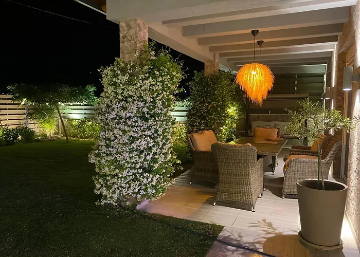 Villa Eli - Luxury Nature Getaway - Strategically Located For Beach Exploration - Onsite Power For Electric Vehicle