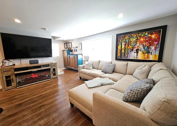 Middletown Modern Townhouse W/Hot Tub - Ribryan Properties