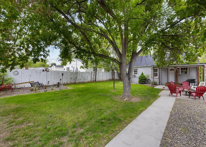 Rustic Cottage Very Cozy And Charming With Hot Tub And Fenced Yard