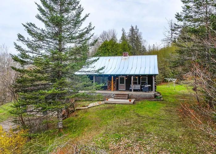 2 Mi To Lake Willoughby: Peaceful Log Cabin!