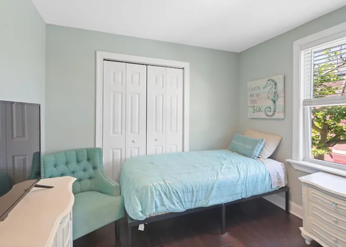 Dazzling Bungalow Within 2 Blocks Of Beach