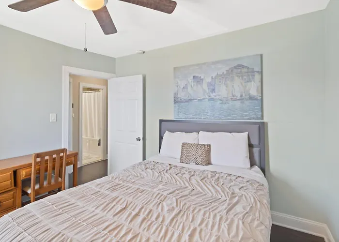 Dazzling Bungalow Within 2 Blocks Of Beach