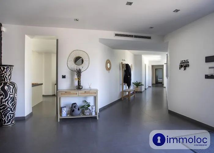 Air-Conditioned Villa With Pool And Garden