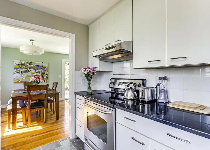 3 Mi To Cape Cod Bay: Marshfield Home W/ Balcony!