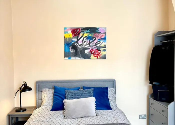 Modern Art House - Serviced Accomodation