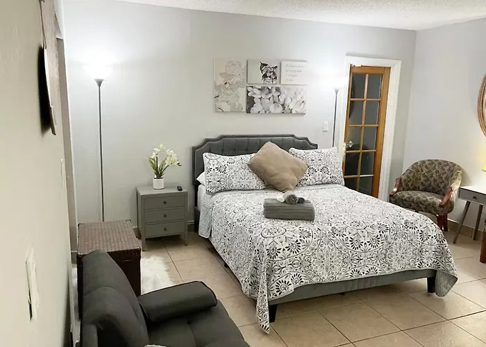 Amazing & Cozy Duplex Near Zoo Miami !
