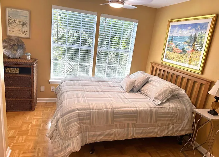 Coastal Townhome In Jupiter 1 Mile To Beach!