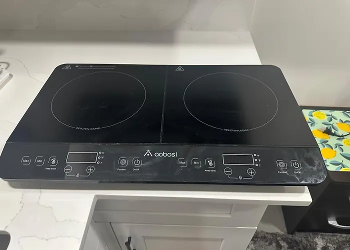 Luxury Basement-Private Bdr & Bathroom With Free Parking In Toronto
