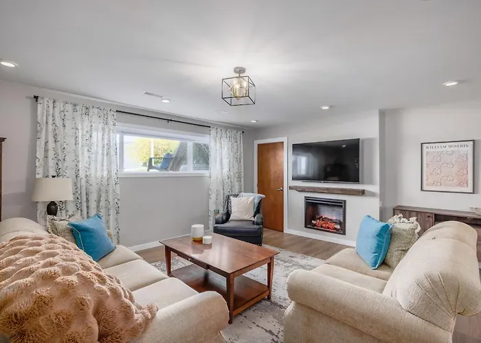 Knox Mountain Vista 2 Bdrm Suite