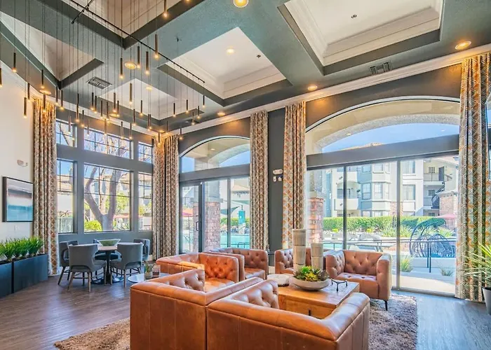 Elegant 1Bd King Bed, Pool, Hot Tub, Gym, Parking