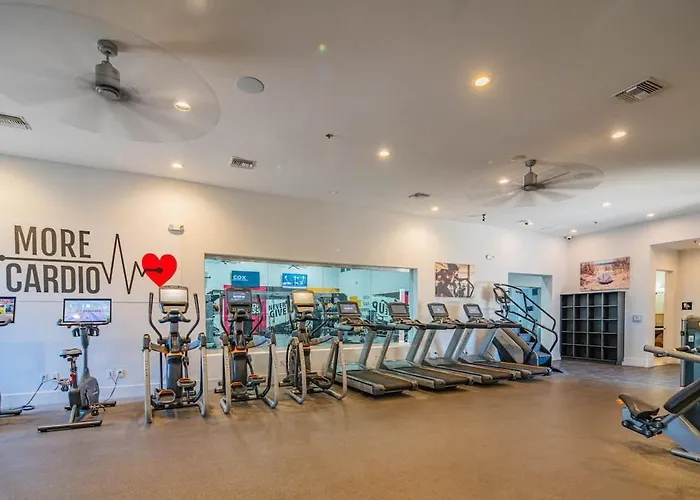 Elegant 1Bd King Bed, Pool, Hot Tub, Gym, Parking