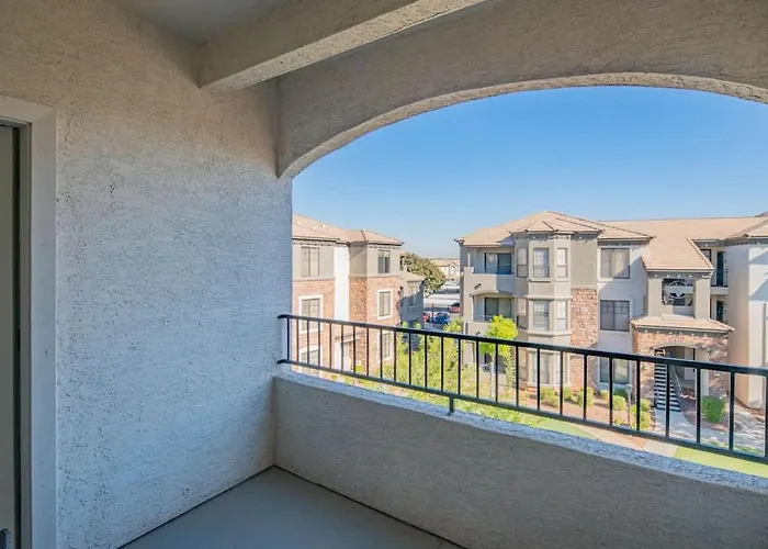 Elegant 1Bd King Bed, Pool, Hot Tub, Gym, Parking