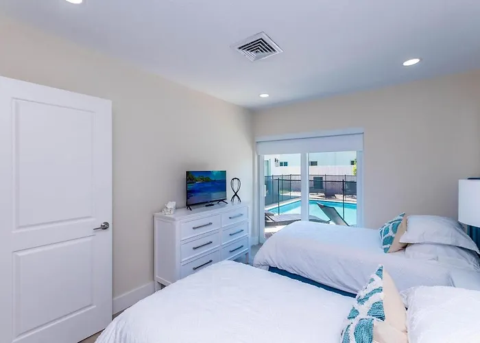4 Bd 3Ba Heated Pool Close To Beach