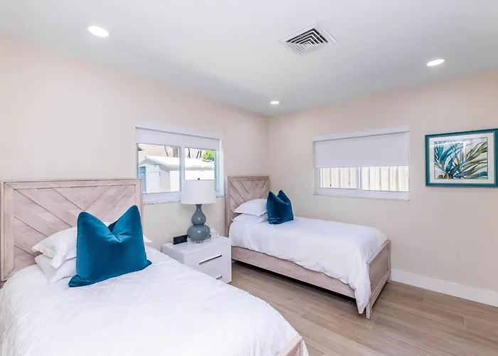 4 Bd 3Ba Heated Pool Close To Beach