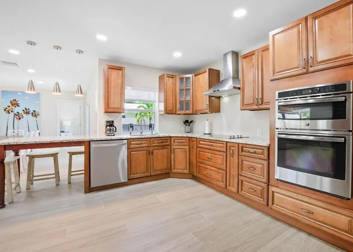 4 Bd 3Ba Heated Pool Close To Beach