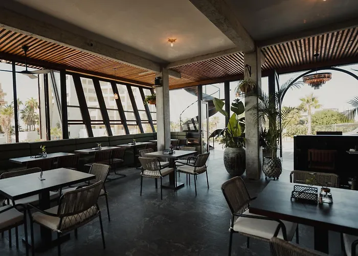 Sunrock Hotel & Suites