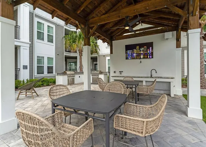 2Br Sunspot Poolside Living In Apollo Beach
