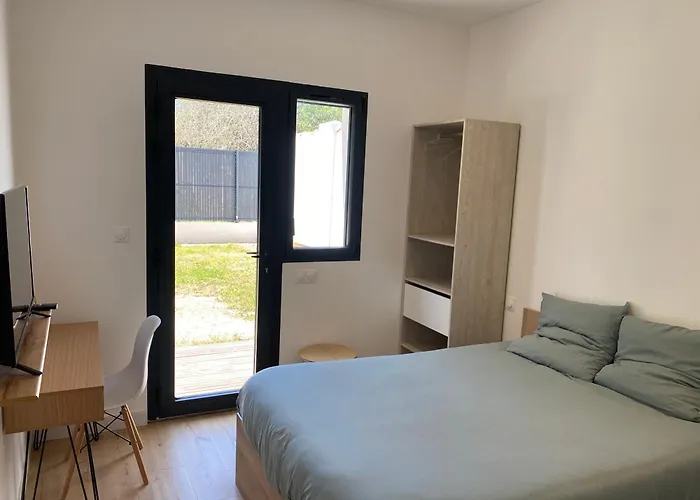 Maison moderne plain-pied 3 chambres jardin préau