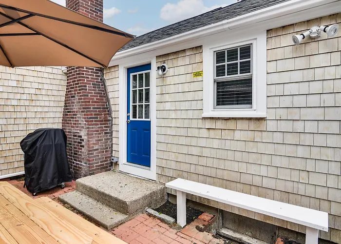 Walk To Shops & Dining: Cozy Osterville Cottage